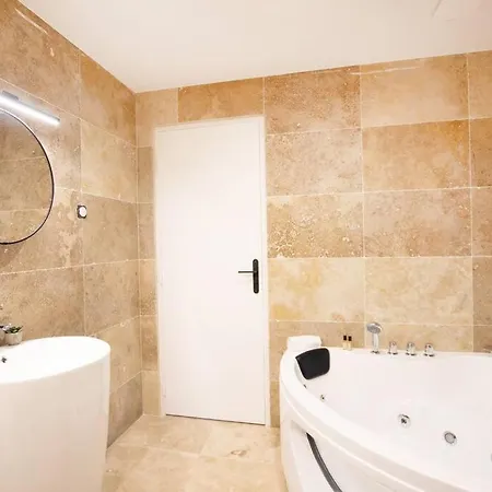 Avec Jacuzzi Dans Le 10e Appartement