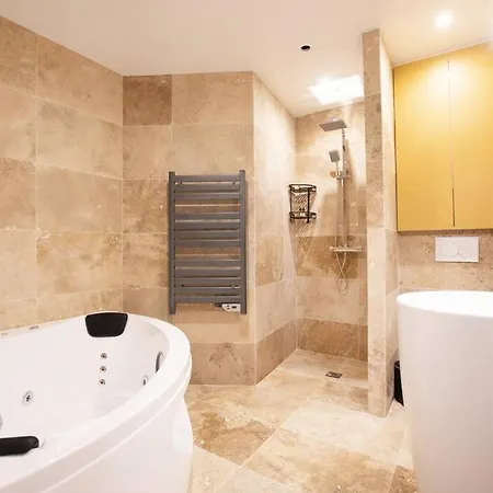 Avec Jacuzzi Dans Le 10e