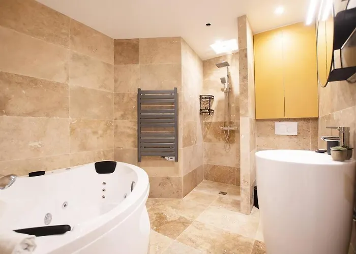 Avec Jacuzzi Dans Le 10e